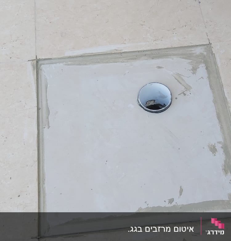 פתח ניקוז עגול ברצפה אטומה באיטום אפור